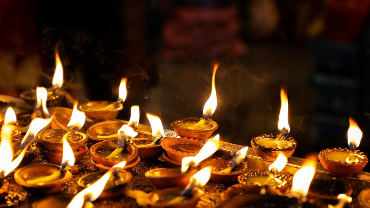 પરંપરાગત માન્યતાઓ અનુસાર દિવસની શરૂઆત અને અંત બંને સમયે દીવો પ્રગટાવવો શુભ માનવામાં આવે છે. સવારના સમયે ભગવાનના સ્મરણ સાથે પ્રગટાવેલો દીવો દિવસભર સકારાત્મક વિચારધારા જાળવવામાં મદદરૂપ બને છે, જ્યારે સાંજના સમયે કરવામાં આવતી દીપ પ્રજ્વલન વિધિ ઘરમાં શાંતિપૂર્ણ અને આધ્યાત્મિક વાતાવરણ ઊભું કરે છે.