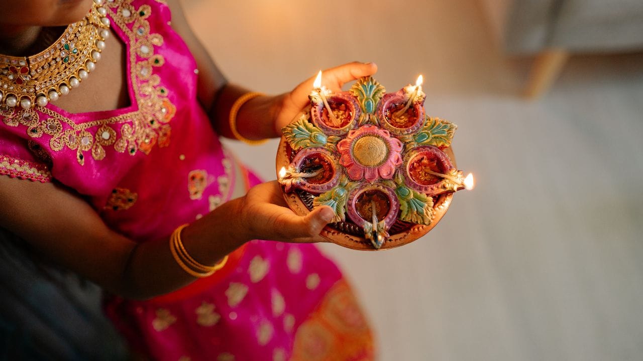 ઘણા લોકો પૂજા દરમિયાન ઘી અથવા તેલનો દીવો પ્રગટાવે છે. ધાર્મિક દૃષ્ટિએ ગાયના ઘીનો દીવો વિશેષ શુભ માનવામાં આવે છે. બીજી તરફ કેટલાક પ્રસંગોમાં સરસવ અથવા તલના તેલના દીવાનો પણ ઉપયોગ કરવામાં આવે છે. જોકે, મુખ્ય વાત એ છે કે દીવો શુદ્ધતા અને શ્રદ્ધા સાથે પ્રગટાવવો જોઈએ.