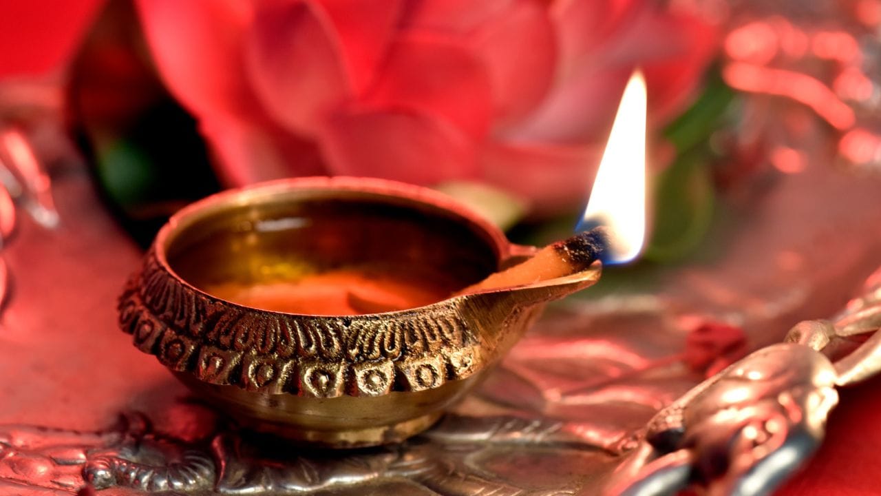 આધુનિક જીવનશૈલીમાં ભલે લોકો વ્યસ્ત હોય, પરંતુ ઘણા પરિવારો આજે પણ નિયમિત રીતે દીવો પ્રગટાવવાની પરંપરાને અનુસરે છે. તેમના મતે આ માત્ર ધાર્મિક ક્રિયા નથી, પરંતુ પરિવારને એકસાથે જોડતી અને માનસિક શાંતિ આપતી પરંપરા પણ છે.