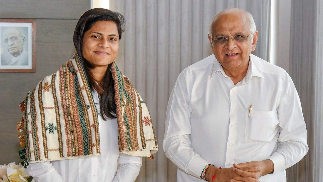 તેના પિતા ઓમપ્રકાશ યાદવ મૂળ ઉત્તર પ્રદેશના જૌનપુર જિલ્લાના હતા. તેણે સોસાયટીના કમ્પાઉન્ડમાં છોકરાઓ સાથે ક્રિકેટ રમવાનું શરૂ કર્યું, જ્યાં તેના કોચ, પ્રફુલ નાઈકે તેને જોઈ અને તે 12 વર્ષની હતી. ત્યારથી તેને તાલીમ આપી રહ્યા છે.