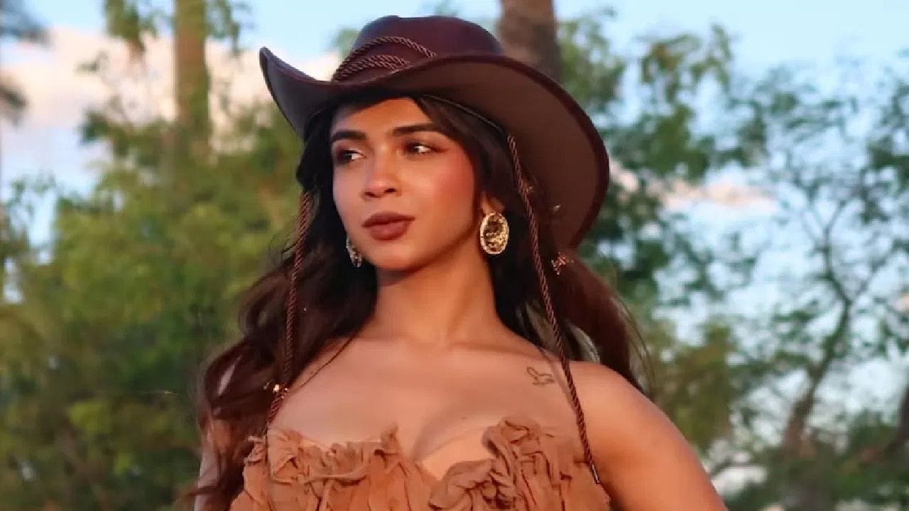 લોકોનું કહેવું છે કે, આવા સ્ટેટમેન્ટ (નિવેદન) પછી પણ અપૂર્વાને કામ મળી રહ્યું છે, તે બ્રાન્ડ એન્ડોર્સમેન્ટ કરી રહી છે અને ઓટીટી (OTT) વેબ સિરીઝમાં જોવા મળી છે. બીજી તરફ પ્રણીત મોરેના શોમાં હિમાંશુ જાંગડાએ 370 ની બિરયાની વાળી વિવાદાસ્પદ વાત કહી હતી, જેના પછી તેને તેની કંપનીએ નોકરીમાંથી કાઢી મૂક્યો.