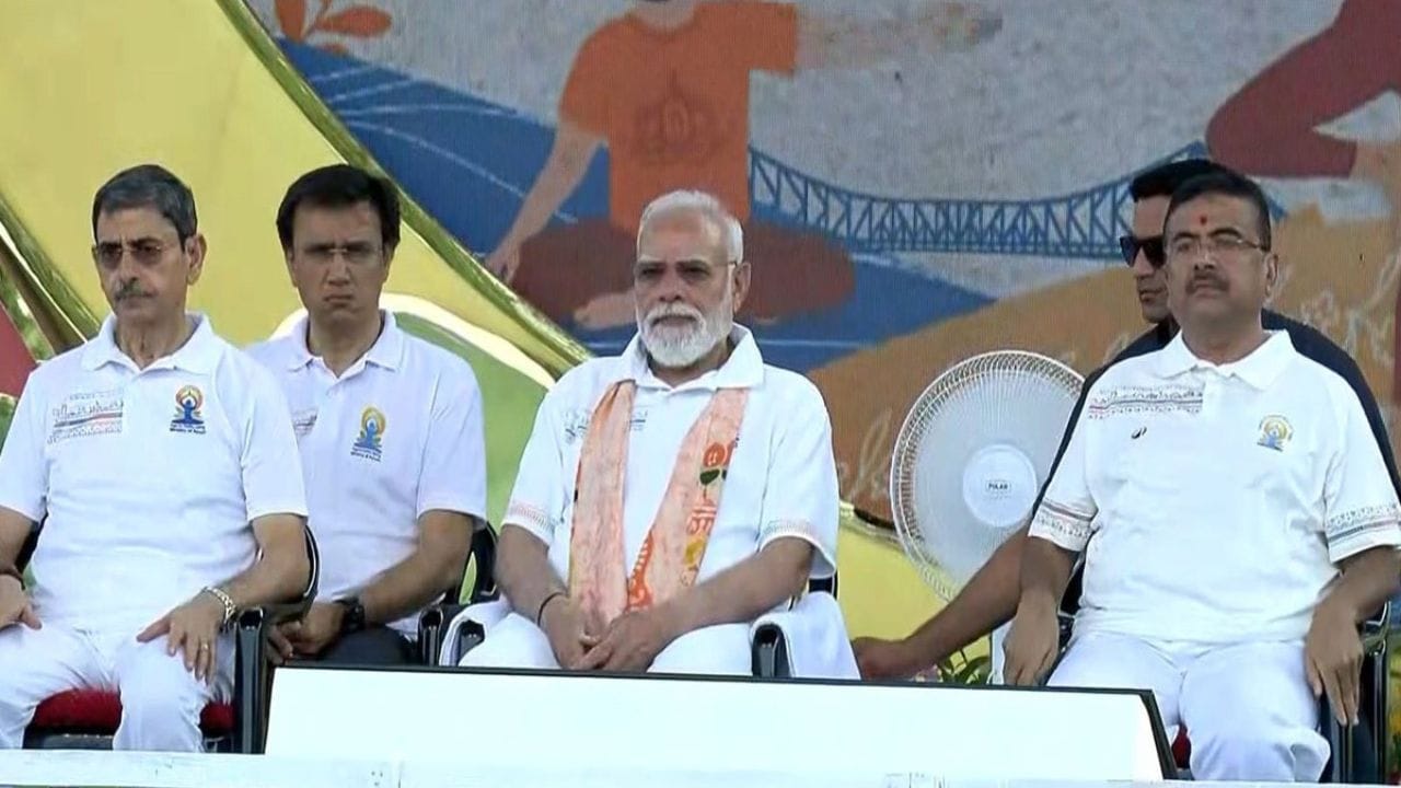 પીએમ મોદીએ કહ્યું કે યોગ દિવસ નિમિત્તે બંગાળમાં હોવું ખૂબ જ ખાસ છે. બંગાળની આ પવિત્ર ભૂમિ એ છે જ્યાં ભગવાન રામ કૃષ્ણ પરમહંસ જેવા સિદ્ધ સંતોએ અવતાર લીધો હતો. જ્યાંથી સ્વામી વિવેકાનંદે સમગ્ર વિશ્વને યોગનો પરિચય કરાવ્યો હતો. જ્યાં મહર્ષિ અરવિંદ જેવા મહાન યોગીનો જન્મ થયો હતો.