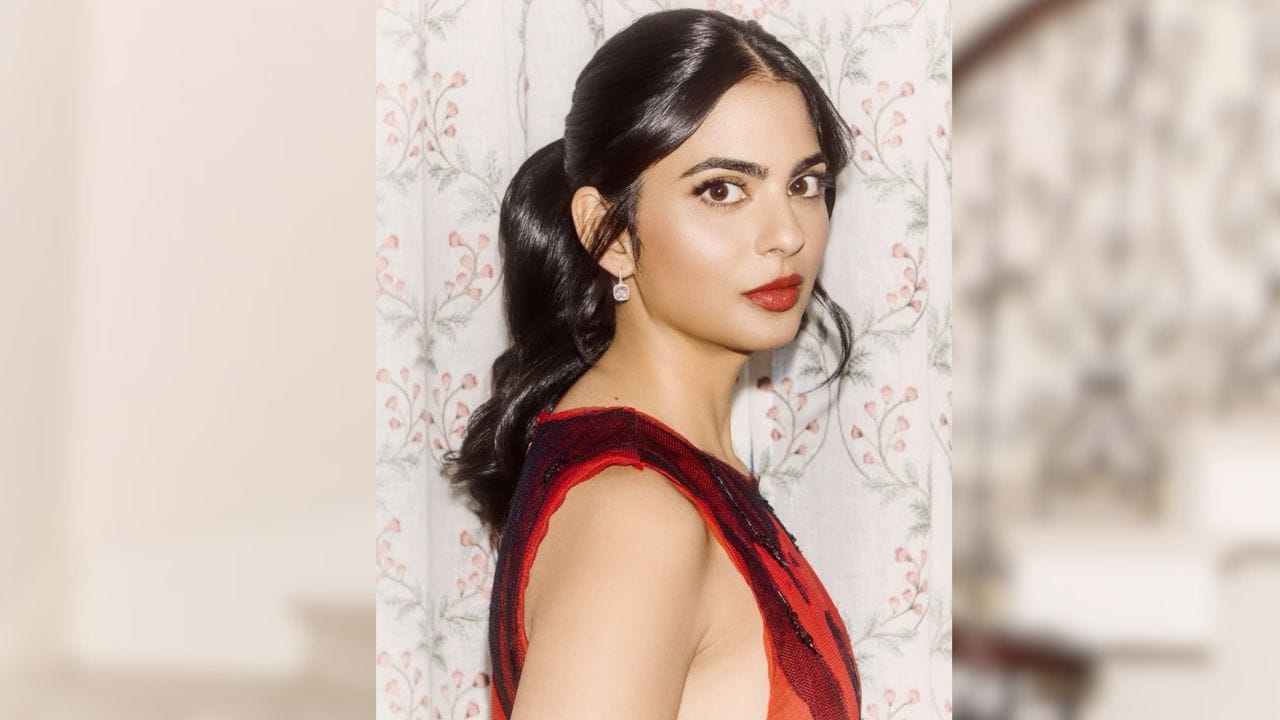 ઈશાના આ લુકની સૌથી ખાસ વાત હતી તેમની એસેસરીઝ. તેમણે પોતાની માતા નીતા અંબાણીના વ્યક્તિગત જ્વેલરી કલેક્શનમાંથી કેટલીક પસંદગીની જ્વેલરી પહેરી હતી. સાથે જ ગ્લેન સ્પિરો જ્વેલ્સના કેટલાક સુંદર ડાયમંડ અને રૂબી જડિત આભૂષણો પણ કેરી કર્યા હતા.