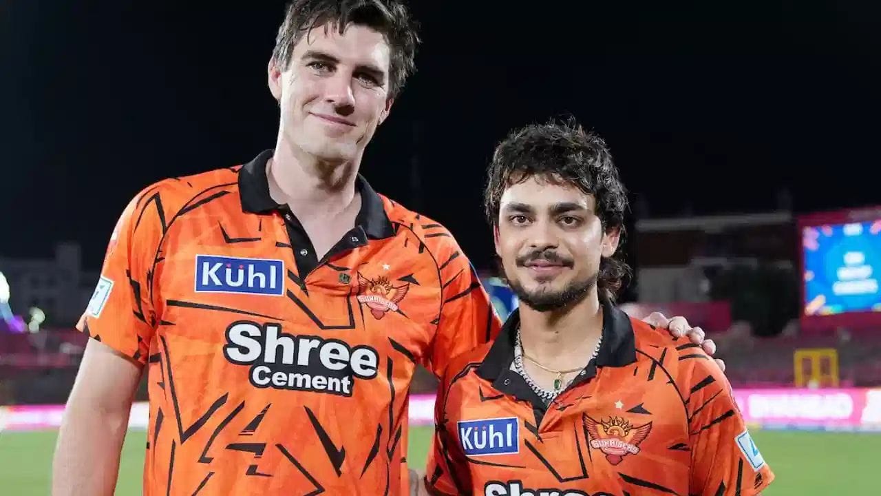 IPL 2026 માં પેટ કમિન્સનું પ્રદર્શન એવરેજ રહ્યું હતું. તેણે આઠ મેચમાં ફક્ત આઠ વિકેટ લીધી હતી અને તેનો ઈકોનોમી રેટ પ્રતિ ઓવર 11 રનથી વધુ હતો. રાજસ્થાન રોયલ્સ સામેની એલિમિનેટર મેચમાં કમિન્સે 64 રન આપ્યા હતા, જેના કારણે તેની ટીમ હારી અને IPL માંથી બહાર ફેંકાઈ હતી. હવે એવું લાગે છે કે ઈશાન કિશન આગામી સિઝનથી સનરાઈઝર્સ હૈદરાબાદનો ફૂલ ટાઈમ કેપ્ટન રહેશે. (PC:PTI/X)