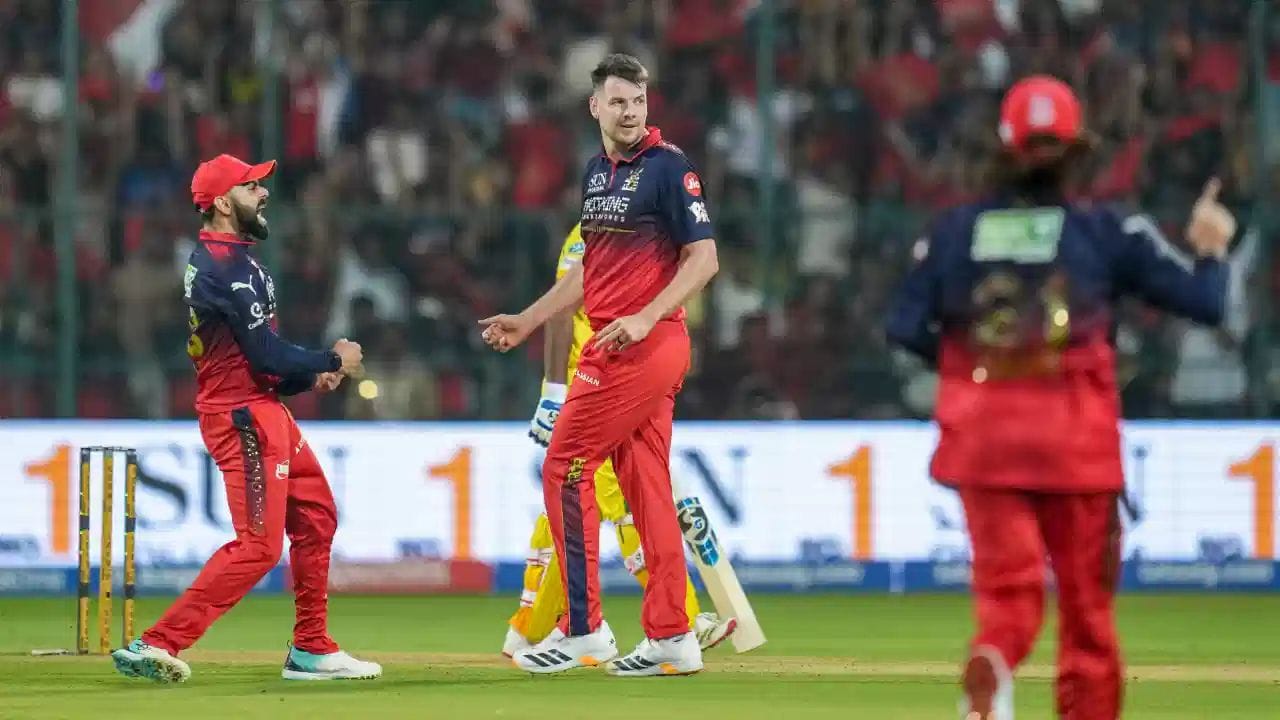 જેકબ ડફીનો આંતરરાષ્ટ્રીય અને ફ્રેન્ચાઇઝ ક્રિકેટમાં પણ શાનદાર રેકોર્ડ છે. T20 ક્રિકેટમાં 62, વનડેમાં 35 વિકેટ અને ટેસ્ટમાં 25 વિકેટ તેના નામે છે. IPL સહિત અન્ય ટૂર્નામેન્ટમાં તેના સતત સારા પ્રદર્શનને કારણે તેને એક “અનબિટન ચેમ્પિયન” તરીકે ઓળખ મળી છે. (PC:PTI/X/RCB)