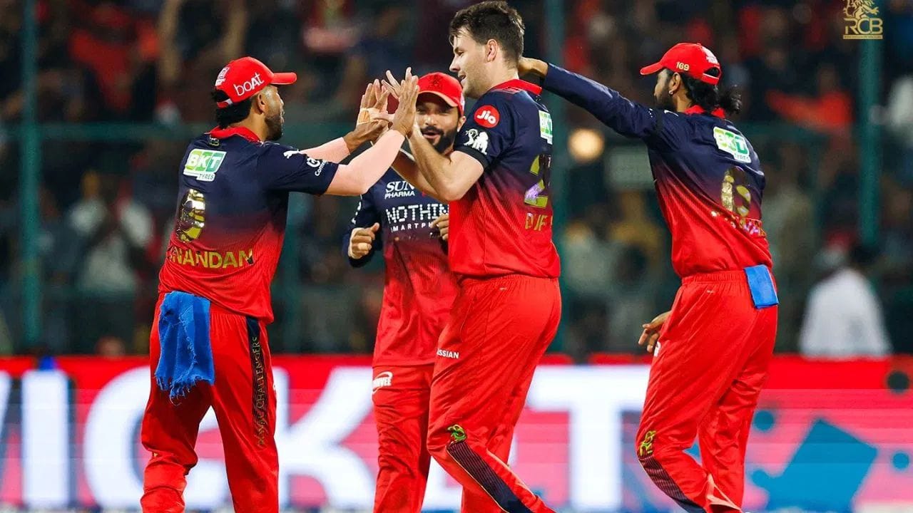 IPL 2026માં રોયલ ચેલેન્જર્સ બેંગલુરુએ ગુજરાત ટાઇટન્સને ફાઇનલમાં હરાવીને સતત બીજી વખત ખિતાબ જીત્યો હતો. સમગ્ર સિઝનમાં ટીમે શાનદાર પ્રદર્શન કર્યું અને લીગ સ્ટેજમાં 14માંથી 9 મેચ જીતી ટોચ પર રહી. ત્યારબાદ ક્વોલિફાયર 1 અને ફાઇનલ જીતતાં RCB ચેમ્પિયન બની હતી.