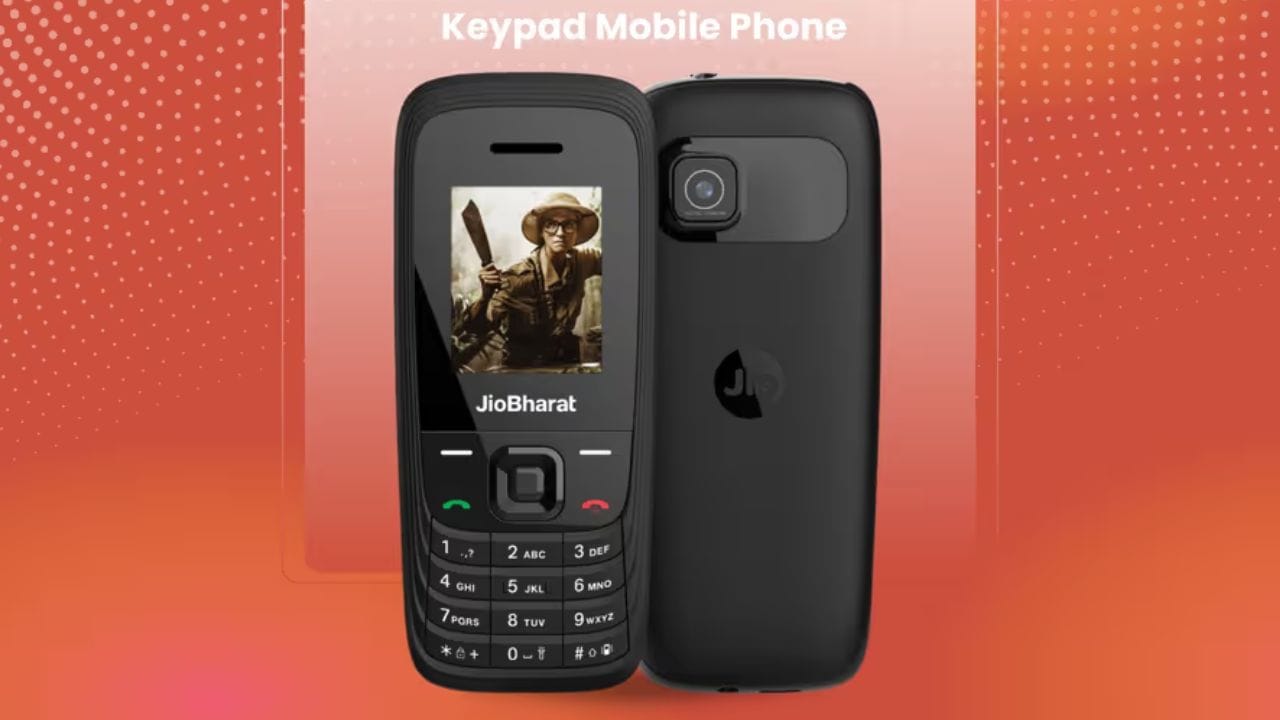 Jio Cheapest Phone : આજે મોટાભાગના લોકો સ્માર્ટફોનનો ઉપયોગ કરે છે, છતાં મોટી સંખ્યામાં વપરાશકર્તાઓ હજુ પણ કીપેડ ફોન પસંદ કરે છે ખાસ કરીને વૃદ્ધો, બાળકો અને જેઓ સસ્તા ભાવે આવશ્યક ડિજિટલ સુવિધાઓ ઇચ્છે છે. આવા વપરાશકર્તાઓ માટે, Jio એ JioBharat V4 રજૂ કર્યું છે. ફક્ત ₹799 માં કિંમત, તે સામાન્ય રીતે મોંઘા ઉપકરણોમાં જોવા મળતી સુવિધાઓ પ્રદાન કરે છે. આ 4G ફોન UPI ચુકવણીઓ, વીડિયો સ્ટ્રીમિંગને સપોર્ટ કરે છે અને તેમાં ઘણી સ્માર્ટ સલામતી સુવિધાઓ સામેલ છે. (ફોટો ક્રેડિટ-Google)