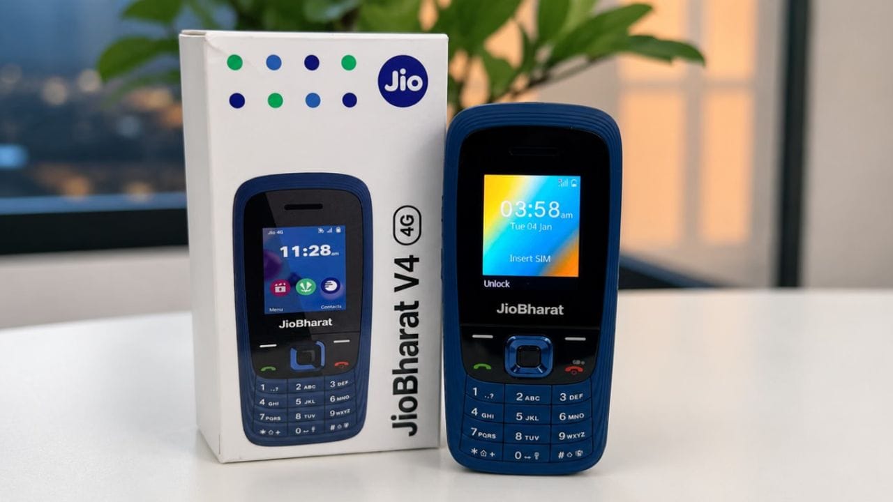 JioBharat V4 ફક્ત કૉલિંગ અને મેસેજિંગ પૂરતું મર્યાદિત નથી. વપરાશકર્તાઓ Jio નેટવર્ક દ્વારા વીડિયો સ્ટ્રીમિંગ, મૂવીઝ અને લાઇવ સ્પોર્ટ્સ હાઇલાઇટ્સનો આનંદ માણી શકે છે. વધુમાં, તેઓ વિવિધ ડિજિટલ મનોરંજન સેવાઓનો ઉપયોગ કરી શકે છે. આ કારણોસર, તેને પ્રમાણભૂત ફીચર ફોન અને સ્માર્ટફોન વચ્ચે એક ઉત્તમ સેતુ માનવામાં આવે છે.(ફોટો ક્રેડિટ-Google)