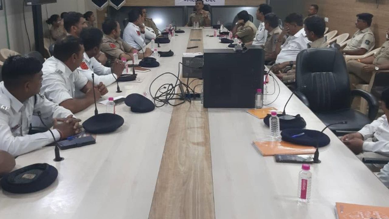 મોટર વ્હીકલના કલમ 194A મુજબ જો તમે આ નિયમનું ઉલ્લંધન કર્યું તો 1000 રુપિયાનો દંડ લાગી શકે છે. એટલા માટે મુસાફરી કરતી વખતે ટ્રાફિકના નિયમનું પાલન જરુર કરો.