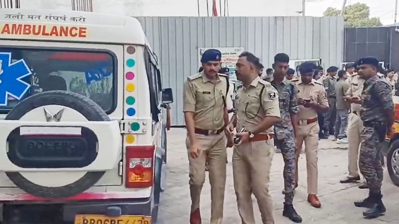 જોકે, ઝીરો એફઆઈઆરમાં, પીડિત અથવા તેમને ઓળખતી કોઈપણ વ્યક્તિ કોઈપણ પોલીસ સ્ટેશનમાં એફઆઈઆર નોંધાવી શકે છે. પોલીસ તેના આધારે તપાસ શરૂ કરે છે અને પછી તેને સંબંધિત વિસ્તારના પોલીસ સ્ટેશનમાં ટ્રાન્સફર કરે છે.