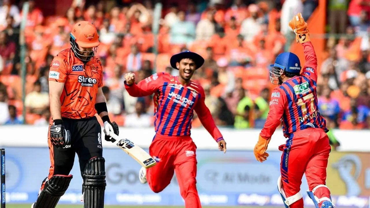 IPL 2026 સિઝન પૂર્ણ થઈ ગઈ છે, જેમાં RCB સતત બીજી વખત ટાઈટલ જીત્યું છે. 15 વર્ષીય બેટ્સમેન વૈભવ સૂર્યવંશી સિઝનનો શ્રેષ્ઠ ખેલાડી સાબિત થયો. જોકે, અનેક ખેલાડીઓમાં એક ખેલાડી એવો હતો જેને મોટી રકમ મળી પરંતુ તેનું પ્રદર્શન ખૂબ જ ખરાબ રહ્યું.