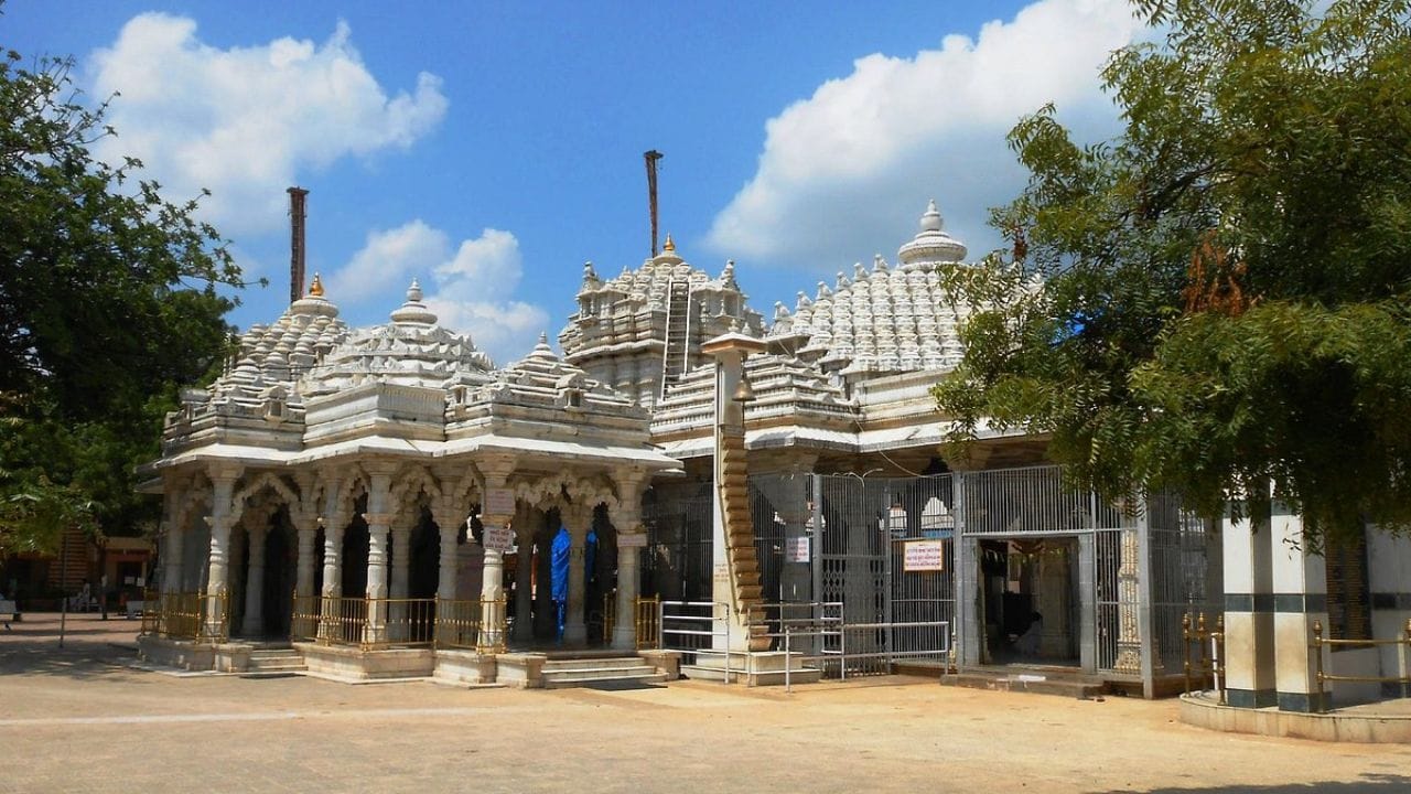 મહુડી જૈન મંદિર : મહુડીમાં પ્રસાદ તરીકે સુખડી આપવામાં આવે છે. આ સુખડી ભગવાન ઘંટાકર્ણ મહાવીરજીને અર્પણ કર્યા પછી મળે છે. તે ખૂબ પવિત્ર માનવામાં આવે છે. સુખડી મંદિરની અંદર જ ખાવાની હોય છે. પ્રસાદને મંદિરની બહાર લઈ જવાની મનાઈ છે. માન્યતા છે કે જો સુખડી મંદિરની બહાર લઈ જવાય તો તે અશુભ માનવામાં આવે છે. તેથી દરેક ભક્ત પ્રસાદ ત્યાં જ બેસીને પૂર્ણ કરે છે