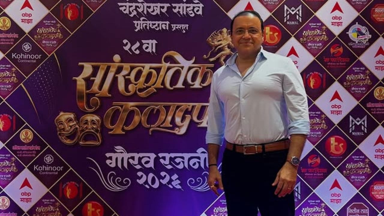 ચાંદવાડકરનો જન્મ મહારાષ્ટ્રના મુંબઈમાં મરાઠી પરિવારમાં થયો હતો અને તેમણે પરેલ, મુંબઈમાં આર.એમ. ભટ્ટ હાઇ સ્કૂલમાં અભ્યાસ કર્યો હતો. તેમણે માટુંગા મુંબઈમાં ગુરુ નાનક ખાલસા કોલેજ ઓફ આર્ટ્સ, સાયન્સ એન્ડ કોમર્સમાંથી સ્નાતક થયા હતા.