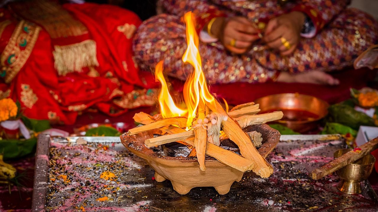 જૉઇન્ટ લોન લેવામાં થઈ શકે વિલંબ : ઘર ખરીદવું હોય, બિઝનેસ શરૂ કરવો હોય અથવા અન્ય કોઈ સંયુક્ત લોન લેવાની હોય, ત્યારે બેંકો ઘણી વખત મેરેજ સર્ટિફિકેટની માંગ કરે છે. જો લગ્નનું રજિસ્ટ્રેશન ન કરાવ્યું હોય, તો વધારાના દસ્તાવેજો રજૂ કરવા પડી શકે છે અને લોન મંજૂર થવામાં પણ વધુ સમય લાગી શકે છે.