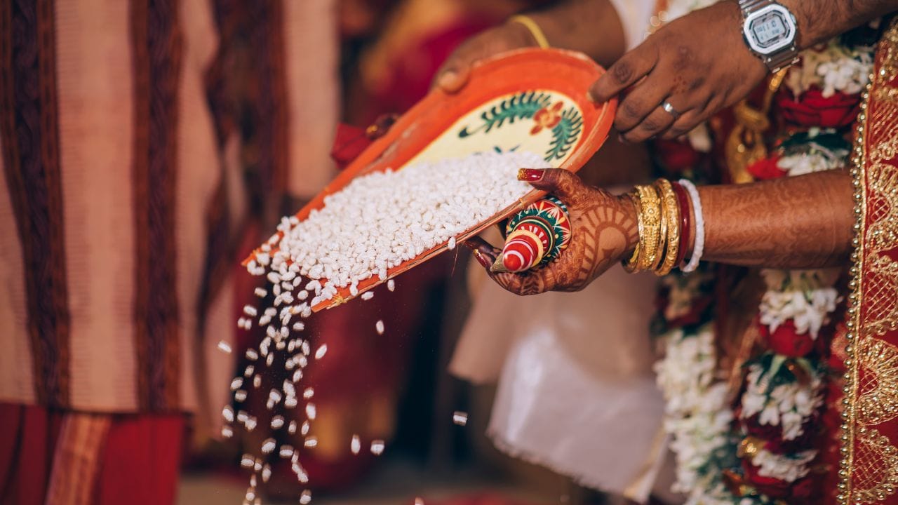 ઘણી સરકારી યોજનાઓ, કર્મચારી લાભો, ફેમિલી પેન્શન, મેડિકલ સુવિધાઓ અને અન્ય પરિવાર આધારિત યોજનાઓ માટે મેરેજ સર્ટિફિકેટ જરૂરી દસ્તાવેજ તરીકે માંગવામાં આવે છે. જો પતિના અવસાન બાદ લગ્નનું રજિસ્ટ્રેશન ન થયું હોય, તો બેંક ખાતા, મિલકત અથવા અન્ય સંપત્તિ ટ્રાન્સફર કરવા માટે વારસાઈ પ્રમાણપત્ર મેળવવું પડે છે. આ પ્રક્રિયા લાંબી અને ખર્ચાળ બની શકે છે, જ્યારે મેરેજ સર્ટિફિકેટ હોય તો ઘણી પ્રક્રિયાઓ સરળ બની જાય છે. લગ્નનું રજિસ્ટ્રેશન કેવી રીતે થાય? : ભારતમાં લગ્નનું રજિસ્ટ્રેશન સંબંધિત ધર્મના લગ્ન કાયદા અથવા સ્પેશિયલ મેરેજ એક્ટ, 1954 હેઠળ કરવામાં આવે છે. સામાન્ય રીતે ઓળખપત્ર, સરનામાનો પુરાવો, લગ્નના ફોટોગ્રાફ્સ અને સાક્ષીઓના આધારે આ પ્રક્રિયા પૂર્ણ થાય છે.