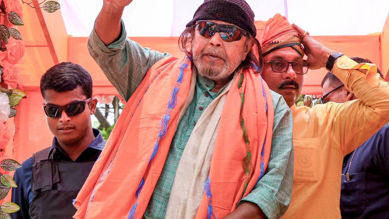 તેના ઘરની કિંમત 45 કરોડ રુપિયાથી વધારે છે. મિથુન ચક્રવર્તી પાસે અંદાજે 116 શ્વાન છે. તેના ઘરમાં અંદાજે 38 શ્વાન રહે છે. ઉટીવાળા ઘરમાં 78 શ્વાન રહે છે. શ્વાનના દરેક રુમમાં એસી લગાવવામાં આવ્યા છે.