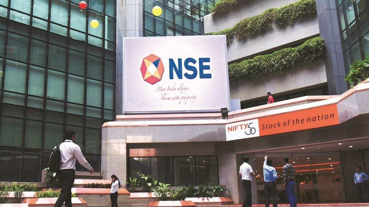 NSEમાં ટ્રેડર્સે લાઇવ માર્કેટમાં એડવાન્સ અને ડેકલાઇન ડેટા જોવાના હોય છે. એટલે કે કેટલા શેર ઉપર જશે તે જોવાનું હોય છે.