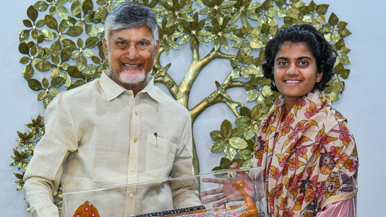 ડિસેમ્બર 2024માં ત્રીજી WPL ઓક્શનમાં ચરણીને દિલ્હી કેપિટલ્સ ફ્રેન્ચાઇઝ દ્વારા 55 લાખમાં ખરીદવામાં આવી હતી. માર્ચ 2025માં દેહરાદૂનના રાજીવ ગાંધી સ્ટેડિયમ ખાતે સિનિયર મહિલા મલ્ટી-ડે ચેલેન્જર ટ્રોફીમાં ઇન્ડિયા B સામે ફર્સ્ટ-ક્લાસ ક્રિકેટમાં પ્રથમ પાંચ વિકેટ લીધી હતી.