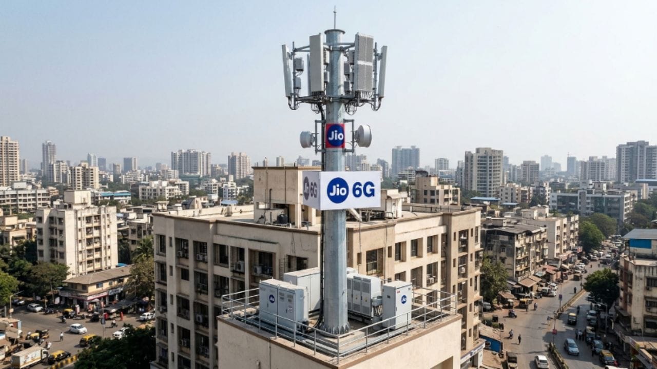 પહેલા તમામ યુઝર્સને 5G પર લાવવાનો લક્ષ્ય: 6G તરફ આગળ વધતા પહેલા કંપનીનું ધ્યાન હાલમાં 5G નેટવર્કને દેશભરમાં વધુ મજબૂત કરવા પર છે. AGM માં જણાવવામાં આવ્યું હતું કે, જીયોનો લક્ષ્ય 2030 સુધીમાં મહત્તમ મોબાઈલ યુઝર્સને 5G નેટવર્ક સાથે જોડવાનો છે, જેથી ભવિષ્યમાં 6G માટે એક મજબૂત આધાર તૈયાર કરી શકાય.