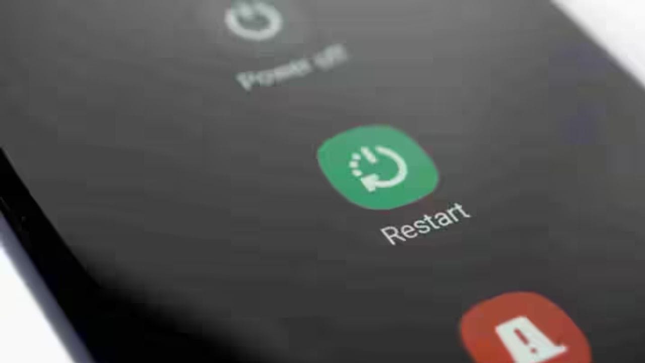 Phone Restart Tips : સ્માર્ટફોન હવે ફક્ત કોલ કરવા માટેના ઉપકરણો નથી રહ્યા; આજે, લગભગ દરેક આવશ્યક કાર્ય બેંકિંગ અને ઓફિસના કામથી લઈને મનોરંજન સુધી તેના પર આધાર રાખે છે. સ્વાભાવિક રીતે, જ્યારે તમારો ફોન ધીમો પડી જાય છે, વધુ ગરમ થાય છે અથવા વારંવાર એપ્લિકેશન ક્રેશ થાય છે ત્યારે તે નિરાશાજનક હોય છે.(ફોટો ક્રેડિટ-Google)