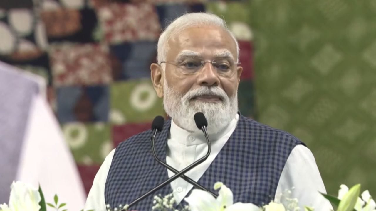 10 જૂન, 2026ના રોજ ભારતીય રાજકારણના ઇતિહાસમાં એક મહત્વપૂર્ણ ક્ષણ નોંધાશે. વડાપ્રધાન નરેન્દ્ર મોદી સતત લોકશાહી રીતે શાસન કરનારા ભારતના સૌથી લાંબા સમયના વડાપ્રધાન બનશે. તેઓ દેશના પ્રથમ વડાપ્રધાન પંડિત જવાહરલાલ નેહરુના 4,398 દિવસના સતત કાર્યકાળનો રેકોર્ડ પાછળ છોડી દેશે. આ પ્રસંગે બંને યુગોની કાર્યશૈલી અને ભારતના વિકાસના બદલાતા પરિપ્રેક્ષ્યને સમજવું રસપ્રદ બની જાય છે.
