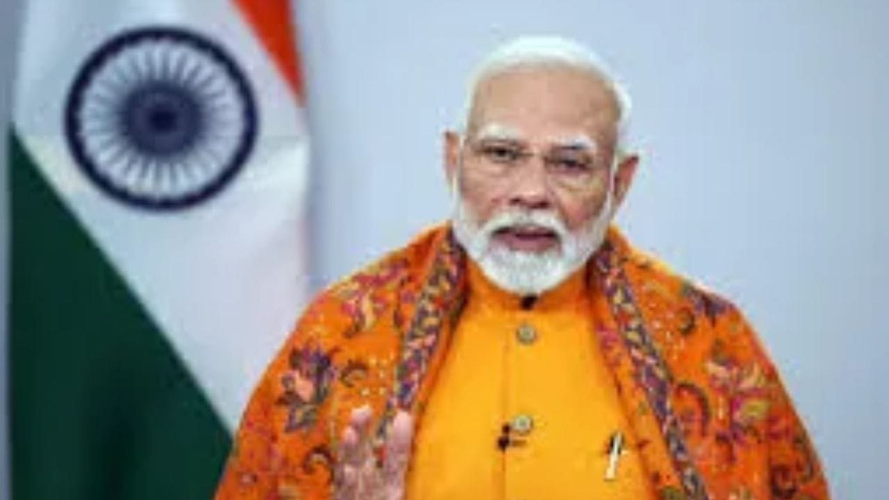 PM Modi Set to Surpass Nehru Record: 10 જૂનના રોજ વડા પ્રધાન તરીકે પીએમ મોદી દેશના પ્રથમ વડાપ્રધાન પંડિત જવાહરલાલ નેહરુના રેકોર્ડને તોડશે. ભારતમાં વડાપ્રધાનો વિવિધ રેકોર્ડ ધરાવે છે. કેટલાક વડાપ્રધાન તરીકે સૌથી લાંબા સમય સુધી કાર્યકાળનો રેકોર્ડ ધરાવે છે, જ્યારે કેટલાક એક પણ દિવસ માટે સંસદનો સામનો કરવામાં નિષ્ફળ રહ્યા હતા. સ્વતંત્રતાથી લઈને વર્તમાન વડા પ્રધાન મોદી સુધીના વડા પ્રધાનોની વાર્તા વાંચો.