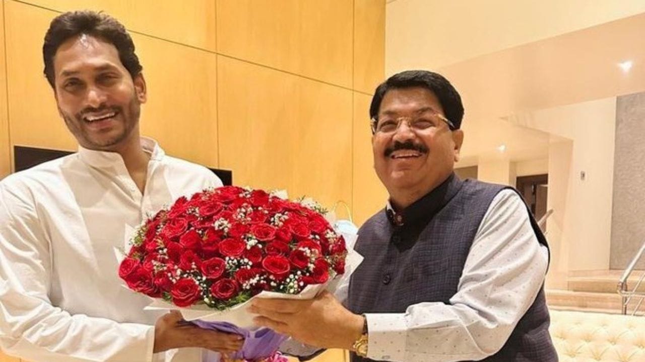 1997માં, તેઓ રિલાયન્સ ઇન્ડસ્ટ્રીઝમાં જોડાયા. તેમણે પાયાના સ્તરેથી અનેક પ્રોજેક્ટ્સનું નેતૃત્વ કર્યું. પરિમલ નથવાણી રિલાયન્સ રૂરલ ડેવલપમેન્ટ ટ્રસ્ટ (RRDT)- ચેરમેન, દ્વારકાધીશ દેવસ્થાન સમિતિ (DOS)- વાઇસ-ચેરમેન (ગુજરાત સરકાર દ્વારા નિયુક્ત), નાથદ્વારા મંદિર બોર્ડ- સભ્ય (રાજસ્થાન સરકાર દ્વારા નિયુક્ત), રાષ્ટ્રીય સલામતી પરિષદ, ગુજરાત ચેપ્ટર- ભૂતપૂર્વ અધ્યક્ષ, અને વ્યવસાય, વાણિજ્ય અને ઉદ્યોગ સંગઠન (OBCI)- પ્રમુખ જેવી વિવિધ પ્રતિષ્ઠિત સંસ્થાઓમાં મુખ્ય હોદ્દા ધરાવે છે.