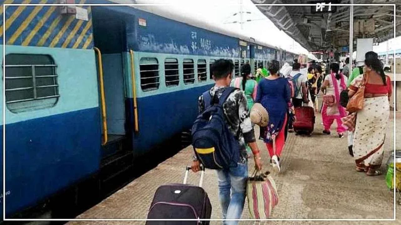 શું હતો આખો મામલો? મળતી માહિતી મુજબ, એક વ્યક્તિ પોતાના સંબંધીને છોડવા માટે રેલવે સ્ટેશન પર પ્લેટફોર્મ ટિકિટ લઈને પહોંચ્યો હતો. તપાસ દરમિયાન તેના પાસે માન્ય પ્લેટફોર્મ ટિકિટ હોવા છતાં રેલવે અધિકારીઓએ તેના પર 500 રૂપિયાનો દંડ ફટકાર્યો. આ ઘટનાએ ઘણા લોકોને આશ્ચર્યમાં મૂકી દીધા. લોકોના મનમાં સવાલ ઊભો થયો કે જ્યારે ટિકિટ હતી તો દંડ કેમ લાગ્યો?