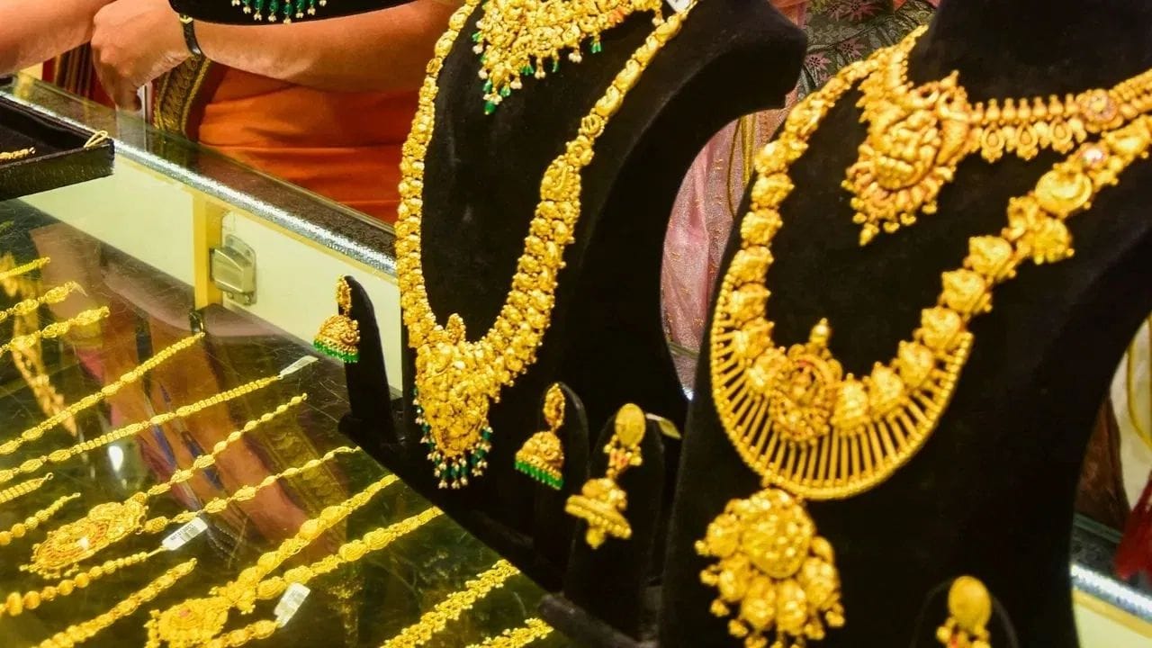 અહેવાલ મુજબ, RBI ગવર્નર સંજય મલ્હોત્રા રૂપિયા પરનું દબાણ ઘટાડવા માટે વિવિધ વિકલ્પો પર વિચાર કરી રહ્યા છે. તેમાં વ્યાજદરમાં ફેરફાર તેમજ વિદેશી રોકાણકારો પાસેથી વધુ ડોલર આકર્ષવાના પ્રયાસોનો પણ સમાવેશ થાય છે. તાજેતરના હસ્તક્ષેપોને કારણે રૂપિયાએ અન્ય એશિયાઈ ચલણોની સરખામણીએ થોડું સારું પ્રદર્શન કર્યું હોવાનું કહેવાય છે.