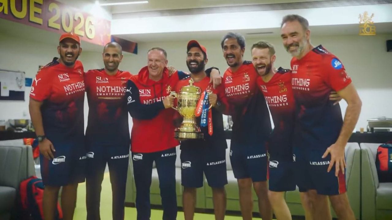 રોયલ ચેલેન્જર્સ બેંગ્લોરે IPL 2026નો ખિતાબ જીતીને ઇતિહાસ રચ્યો છે. ફાઇનલમાં ગુજરાત ટાઇટન્સને 5 વિકેટે હરાવી RCBએ સતત બીજી વખત ટ્રોફી પોતાના નામે કરી હતી. વિરાટ કોહલી, જોશ હેઝલવુડ અને ભુવનેશ્વર કુમાર જેવા ખેલાડીઓ મેદાન પર જીતના હીરો રહ્યા, પરંતુ આ સફળતા પાછળ સપોર્ટ સ્ટાફની પણ એટલી જ મહત્વપૂર્ણ ભૂમિકા રહી હતી. પડદા પાછળ કામ કરનારા સાત દિગ્ગજોએ ટીમને ચેમ્પિયન બનાવવામાં મહત્વનું યોગદાન આપ્યું.