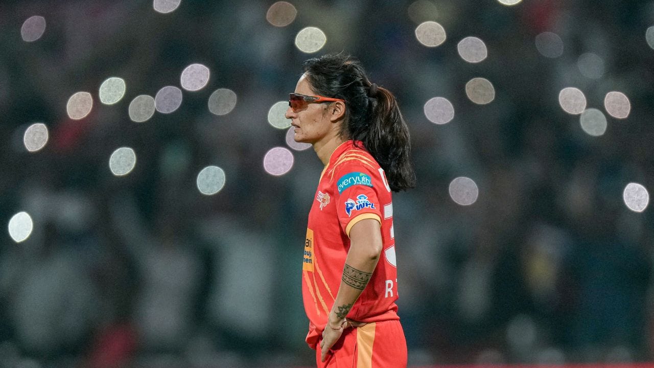 રેણુકા ઠાકુરે ડિસેમ્બર 2023માં ઇંગ્લેન્ડ સામે પોતાની ટેસ્ટ કારકિર્દીની શરૂઆત કરી હતી. 2024ના મહિલા T20 વર્લ્ડ કપ અને ઓક્ટોબર 2024માં ન્યુઝીલેન્ડ સામેની તેમની ઘરેલુ ODI સીરિઝ માટે ભારતીય ટીમમાં સ્થાન આપવામાં આવ્યું હતું.