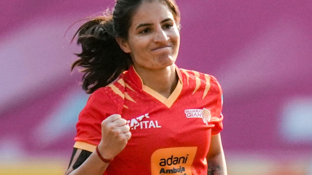 ડિસેમ્બર 2024માં વેસ્ટ ઇન્ડીઝ સામે ODIમાં પોતાની પહેલી ફિફ્ટી લીધી હતી. 2022માં તેને ICC ઇમર્જિંગ મહિલા ક્રિકેટર ઓફ ધ યર તરીકે પણ પસંદ કરવામાં આવી હતી.