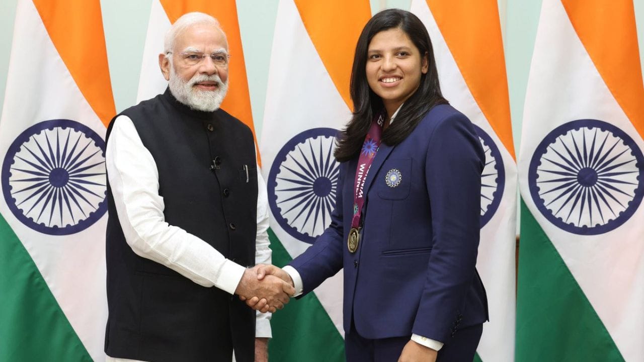 2020માં 16 વર્ષની ઉંમરે 2020ના T20 વર્લ્ડ કપ માટે ભારતની ટીમમાં સ્થાન આપવામાં આવ્યું હતુ. તે જ મહિનામાં તેને 2020ની ત્રિ-રાષ્ટ્રીય સીરિઝ માટે ભારતની ટીમમાં પણ સ્થાન આપવામાં આવ્યું હતુ.