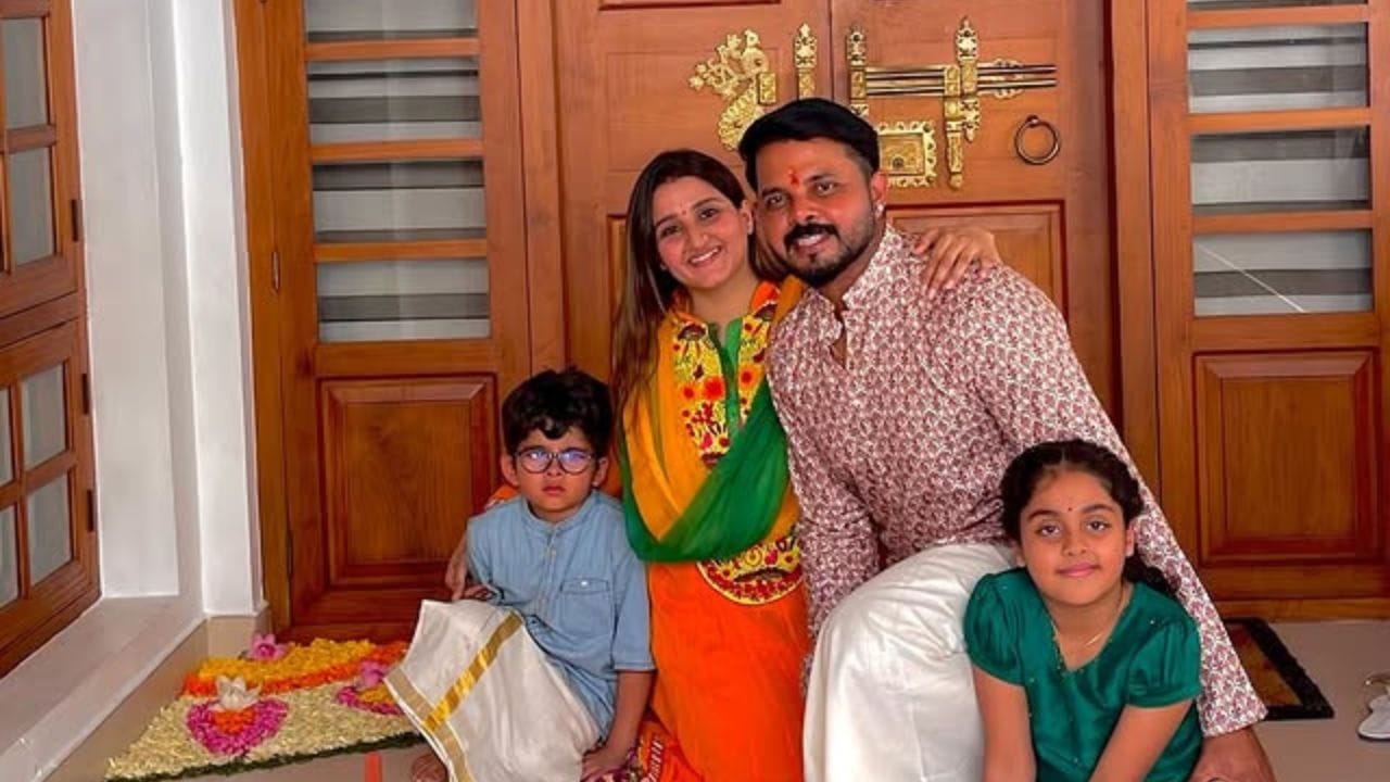 ભૂતપૂર્વ ભારતીય ક્રિકેટર એસ. શ્રીસંતના પરિવારમાં તેમની પત્ની 2 બાળકો, માતા-પિતા અને ભાઈ-બહેનનો સમાવેશ થાય છે. તેમણે 2013માં જયપુરના શેખાવત રાજવી પરિવારની રાજકુમારી ભુવનેશ્વરી કુમારી સાથે લગ્ન કર્યા. તેમને બે બાળકો છે એક પુત્રી (સાન્વિકા) અને એક પુત્ર (સૂર્ય).