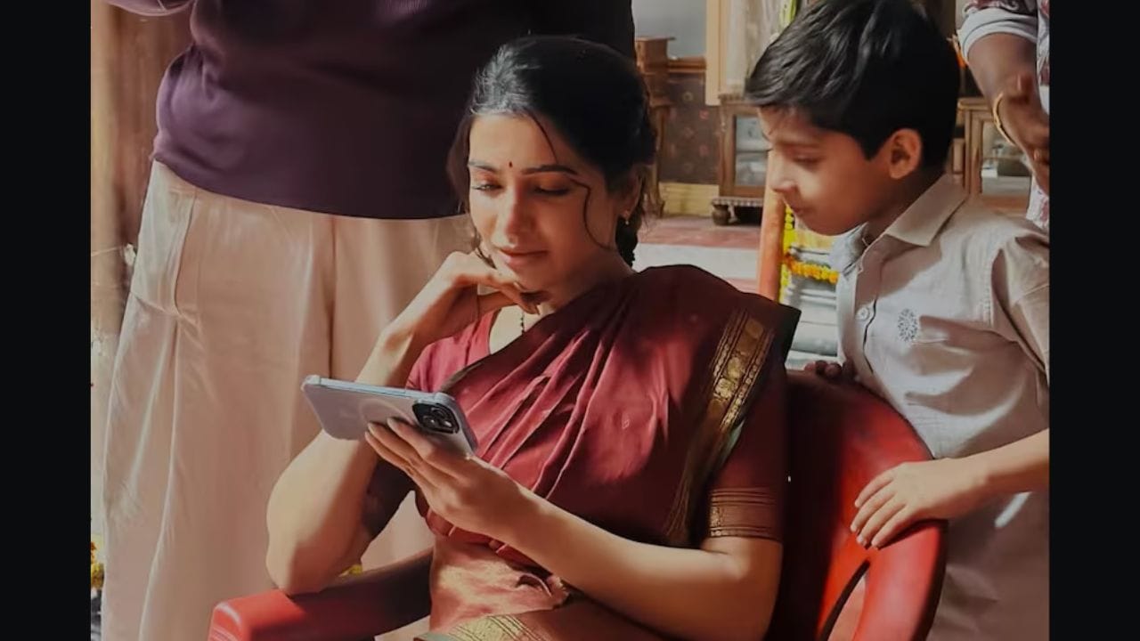 જોકે સામંથા કે રાજ બંને તરફથી કોઈ પ્રારંભિક સત્તાવાર જાહેરાત કરવામાં આવી ન હતી, પરંતુ સોશિયલ મીડિયા પર તાજેતરના વાયરલ વીડિયોએ અફવાઓને વેગ આપ્યો. આ વીડિયોમાં, સામંથા તેની નવી ફિલ્મ, મા ઇન્તી બંગારામની સક્સેસ પાર્ટી દરમિયાન તેના બેબી બમ્પને છુપાવવાનો પ્રયાસ કર્યા વિના જોવા મળી હતી, જેનાથી ચાહકો ખુશ થઈ ગયા હતા. આ ખાસ પ્રસંગે તેના પતિ, રાજ નિદિમોરુ પણ તેની સાથે હાજર હતા.