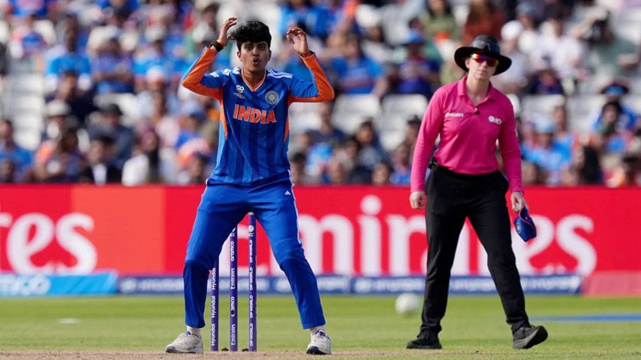 શ્રી ચરણીએ મહિલા T20 વર્લ્ડ કપ 2026 માં જોરદાર પ્રદર્શન કર્યું છે. તેણે પાકિસ્તાન સામે ત્રણ, નેધરલેન્ડ સામે ચાર અને દક્ષિણ આફ્રિકા સામેની ત્રણ વિકેટ લીધી હતી અને માત્ર ત્રણ જ મેચમાં 10 વિકેટ લઈ વર્લ્ડ કપમાં ધમાલ મચાવી દીધી છે. (PC: Getty Images)