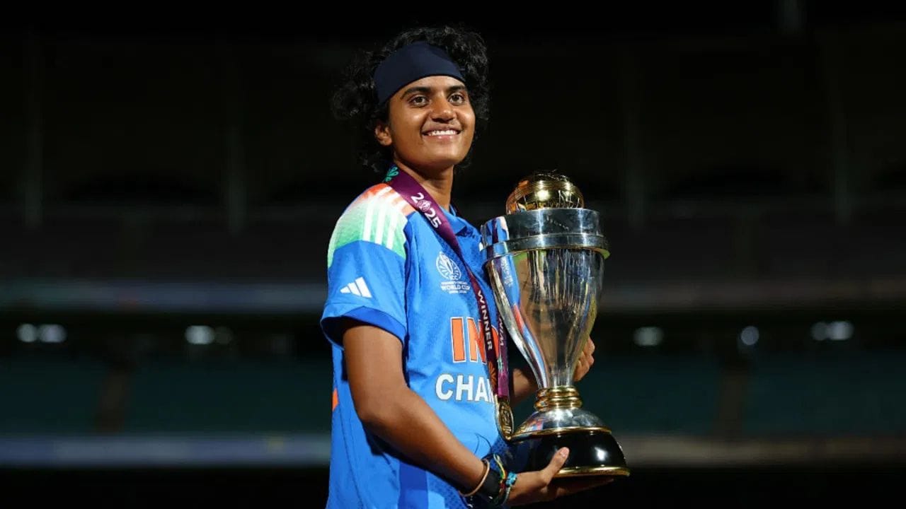 23 જૂનના રોજ જાહેર થયેલા ICC રેન્કિંગમાં શ્રી ચરણી એક સ્થાન આગળ વધીને નંબર 1 ખેલાડી બની ગઈ છે. શ્રી ચરણી 753 રેટિંગ પોઈન્ટ સાથે ટોચના સ્થાને પહોંચી છે, જ્યારે ચાર્લી ડીન 733 પોઈન્ટ સાથે બીજા સ્થાને છે.
