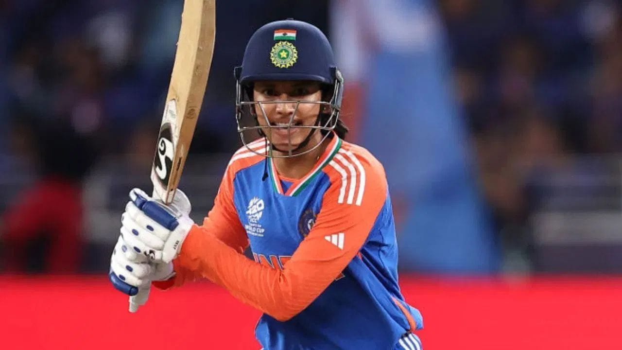 મહિલા T20 વર્લ્ડ કપ 2026માં ભારતીય મહિલા ક્રિકેટ ટીમની સ્ટાર બેટ્સમેન સ્મૃતિ મંધાના માત્ર ટીમને જીત અપાવવાના મિશન પર જ નથી, પરંતુ વ્યક્તિગત રીતે પણ એક મોટા રેકોર્ડની નજીક પહોંચી ગઈ છે. T20 આંતરરાષ્ટ્રીય ક્રિકેટમાં સૌથી વધુ રન બનાવનારા ખેલાડીઓની યાદીમાં સ્મૃતિ હવે ટોચના સ્થાન માટે મજબૂત દાવેદાર બની છે.