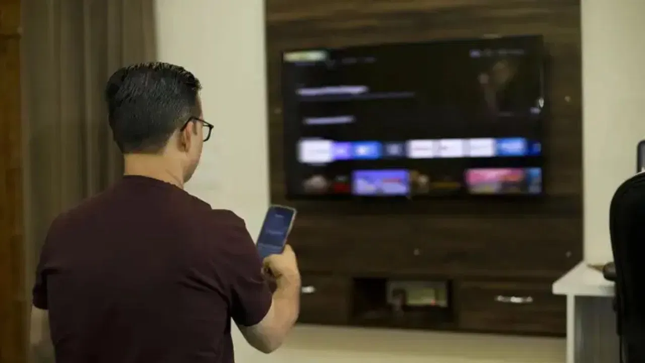 Smart TV : જ્યારે વીજળીનું બિલ વધે છે, ત્યારે મોટાભાગના લોકો એસી, કુલર અથવા રેફ્રિજરેટર જેવા ઉપકરણોને દોષ આપે છે, પરંતુ તમારા ઘરમાં સ્માર્ટ ટીવી પણ વીજળી વપરાશમાં મહત્વપૂર્ણ ભૂમિકા ભજવે છે. સ્માર્ટ ટીવી આજે મનોરંજનનો મુખ્ય સ્ત્રોત બની ગયા છે અને ઘણી વાર ઘણા ઘરોમાં દરરોજ કલાકો સુધી ચાલે છે, જેના કારણે તેમના ઊર્જા વપરાશને સમજવું મહત્વપૂર્ણ બને છે. પાવર વપરાશ સ્ક્રીનના કદ, ડિસ્પ્લે ટેકનોલોજી અને વપરાશ પેટર્નના આધારે બદલાય છે; ઘણા સ્માર્ટ ટીવી પ્રતિ કલાક 300W થી 500W વીજળીનો વપરાશ કરી શકે છે.