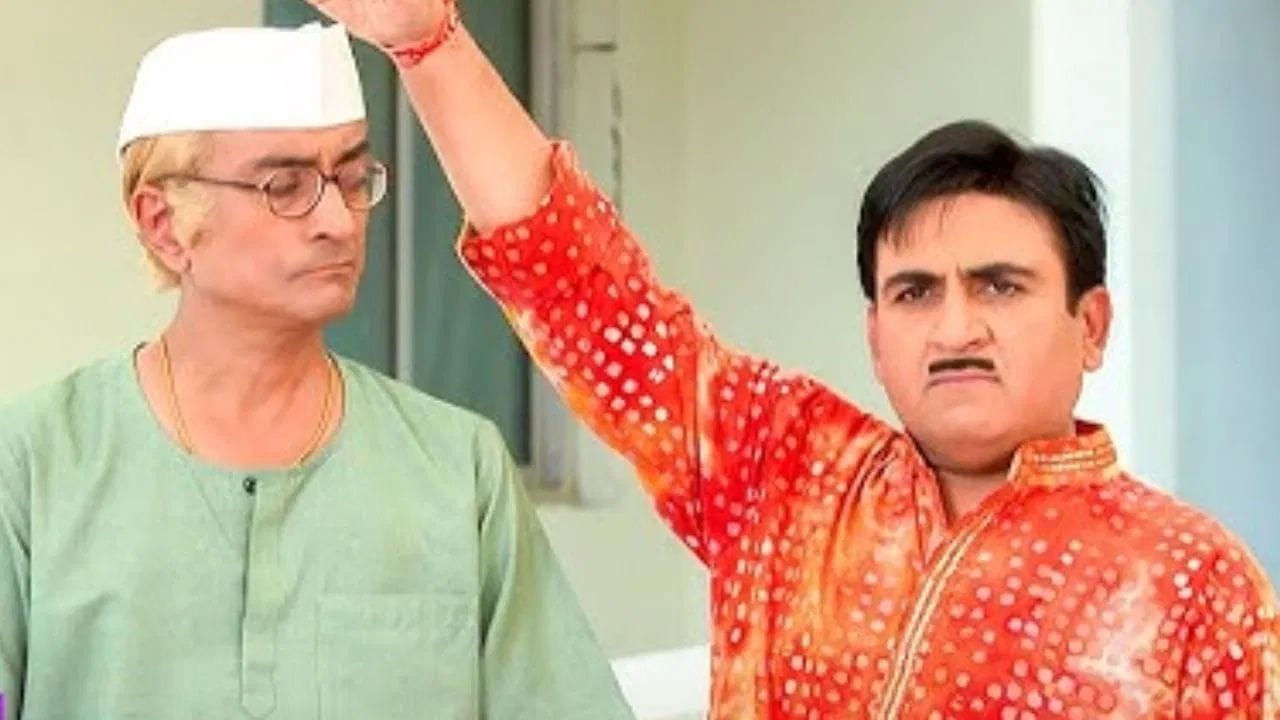 દિલીપ જોશી શોમાં જેઠાલાલનું પાત્ર નિભાવે છે અને અમિત ભટ્ટ તેના પિતા ચંપકલાલના રોલમાં જોવા મળે છે. શોમાં અમિત ભટ્ટ ભલે તેના પિતાના રોલમાં જોવા મળતા હોય પરંતુ રિયલ લાઈફમાં તે ઉંમરમાં દિલીપ જોશીથી નાના છે. બંનેની ઉંમરમાં ખુબ મોટો તફાવત છે.