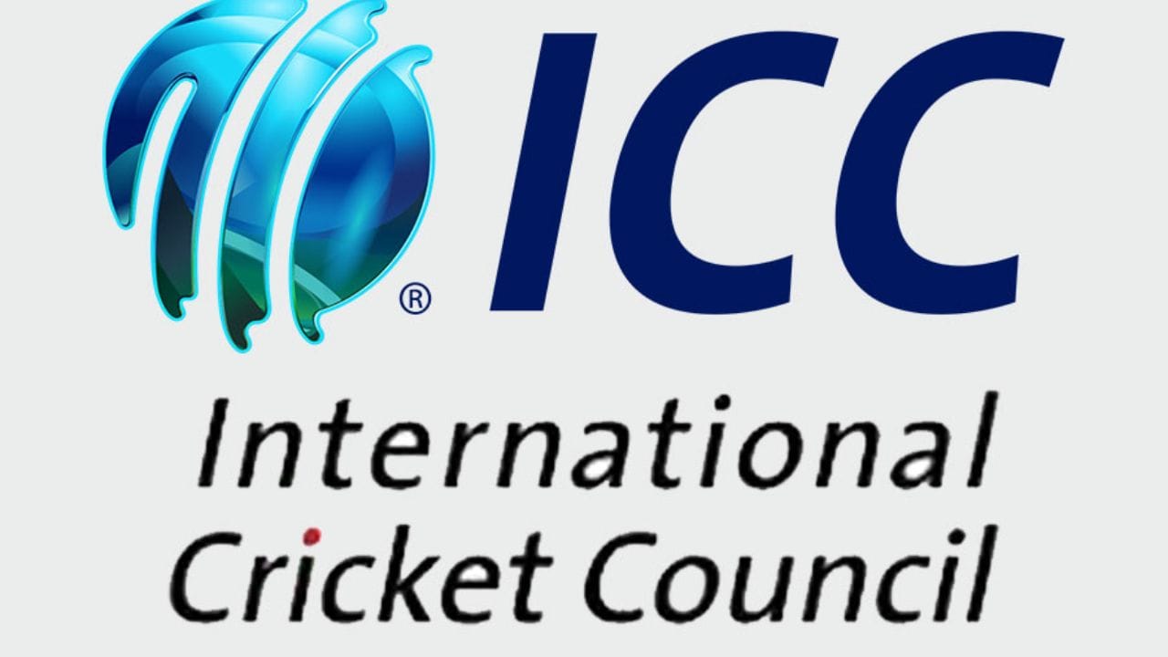 ICCના નિર્ણય અનુસાર ટેસ્ટ મેચની શરૂઆત હંમેશાની જેમ લાલ બોલથી જ કરવામાં આવશે. જોકે, મેચ દરમિયાન જો પ્રકાશની સ્થિતિ નબળી બને અને ફ્લડલાઇટ ચાલુ કરવાની જરૂર પડે, તો ખેલાડીઓ અને અમ્પાયરોની સુવિધા માટે ગુલાબી બોલનો ઉપયોગ કરવામાં આવશે. ફ્લડલાઇટમાં લાલ બોલ સ્પષ્ટ રીતે દેખાતો ન હોવાથી આ ફેરફાર કરવામાં આવ્યો છે. આ નિયમ 1 ઓક્ટોબરથી અમલમાં આવશે અને તેનો ઉપયોગ કરવા માટે બંને ટીમોની પૂર્વ સંમતિ જરૂરી રહેશે.