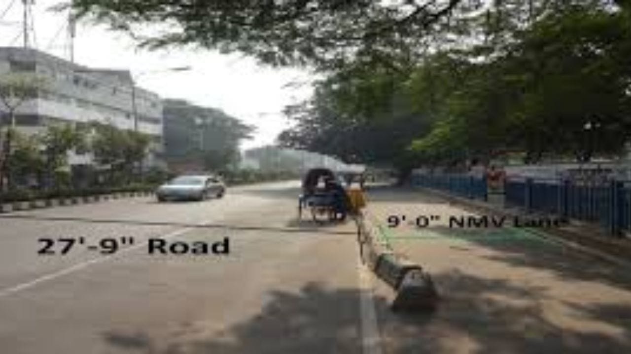 આટલો મોટો દંડ શા માટે લાદવામાં આવે છે? : જ્યારે કાર અથવા બાઇક ચાલકો NMV લેનમાં પ્રવેશ કરે છે, ત્યારે સાયકલ સવારો અને રિક્ષાચાલકોની સલામતી જોખમાય છે. આનાથી અકસ્માતોની શક્યતા વધે છે અને એકંદર ટ્રાફિક વ્યવસ્થા ખોરવાય છે. આ મુદ્દાને કાબુમાં લેવા માટે, અધિકારીઓએ કડક પગલાં અમલમાં મૂક્યા છે. આ નિયમોનું ઉલ્લંઘન કરનારા ડ્રાઇવરો પર ભારે દંડ લાદવામાં આવી શકે છે જેથી તેઓ ગુનો ફરીથી ન કરે.(ફોટો ક્રેડિટ-Google)