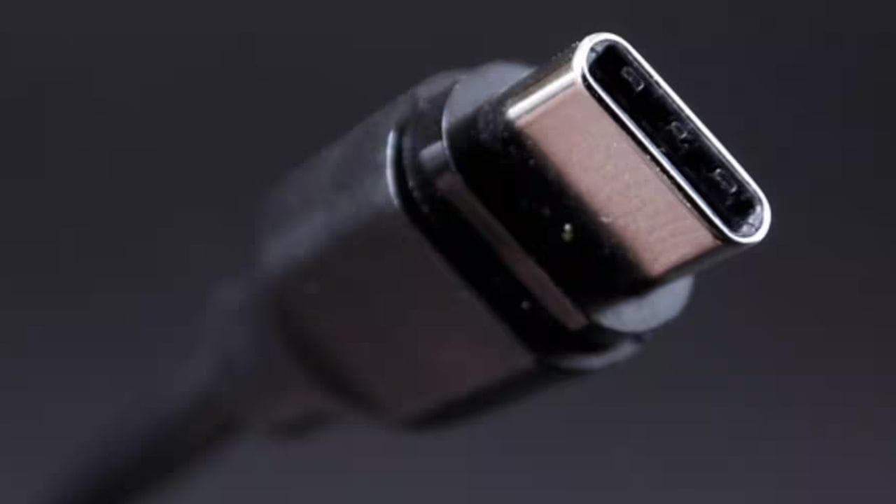 કાળો USB પોર્ટ શેના માટે વપરાય છે? : કાળો પોર્ટ USB 2.0 દર્શાવે છે. તે 480 Mbps સુધીની સ્પીડ આપે છે. આજે પણ તેનો ઉપયોગ કીબોર્ડ, ઉંદર અને પ્રિન્ટરને કનેક્ટ કરવા જેવા કાર્યો માટે તેમજ સ્ટાન્ડર્ડ ચાર્જિંગ માટે વ્યાપકપણે થાય છે.(ફોટો ક્રેડિટ-Google)