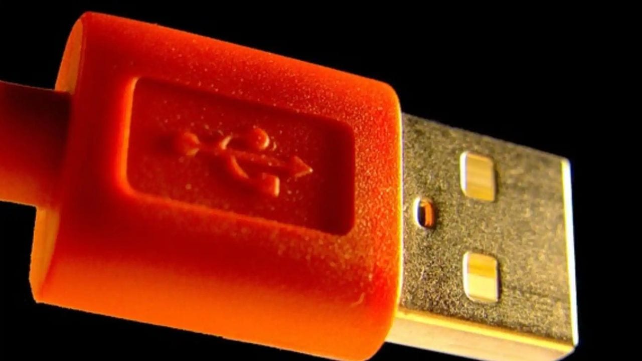 લાલ USB પોર્ટ વિશે શું ખાસ છે? : લાલ USB પોર્ટને ઉચ્ચ-પ્રદર્શન પોર્ટ માનવામાં આવે છે. આ 10 Gbps થી 20 Gbps સુધીની સ્પીડ આપી શકે છે. તેમને ઘણીવાર "હંમેશા-ચાલુ" પોર્ટ તરીકે ઓળખવામાં આવે છે કારણ કે તેઓ લેપટોપ બંધ હોય ત્યારે પણ ફોનને ચાર્જ કરવાની મંજૂરી આપે છે.(ફોટો ક્રેડિટ-Google)