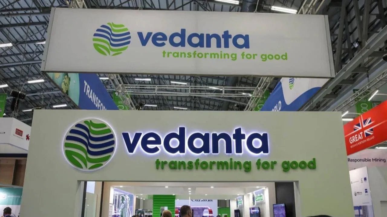 Vedanta Listing : સોમવારે, વેદાંતા કંપનીઓના શેર શેરબજારમાં લિસ્ટ થયા હતા. તેમાંથી, વેદાંતા એલ્યુમિનિયમ મેટલ લિમિટેડે શ્રેષ્ઠ પ્રદર્શન કર્યું હતું, ₹522 પ્રતિ શેરના ભાવે લિસ્ટિંગ કર્યું હતું. અબજોપતિ અનિલ અગ્રવાલના વેદાંતા ગ્રુપ કોમોડિટીઝ બિઝનેસમાંથી અલગ થયેલી અન્ય ત્રણ કંપનીઓની તુલનામાં આ પરિણામ નોંધપાત્ર રીતે વધારે સારુ હતું.