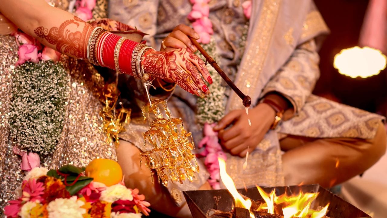 હિંદુ સંસ્કૃતિમાં મંગળસૂત્રનું વિશેષ સ્થાન છે. લગ્ન સમયે વર દ્વારા વધૂના ગળામાં પહેરાવવામાં આવતું મંગળસૂત્ર માત્ર એક આભૂષણ નથી, પરંતુ વૈવાહિક જીવન, પ્રેમ, વિશ્વાસ અને સંબંધની પવિત્રતાનું પ્રતિક માનવામાં આવે છે. ખાસ કરીને મંગળસૂત્રમાં ગૂંથાયેલા કાળા મણકા વિશે અનેક ધાર્મિક અને પરંપરાગત માન્યતાઓ પ્રચલિત છે. (Photo Image Credit Source: Social Media)