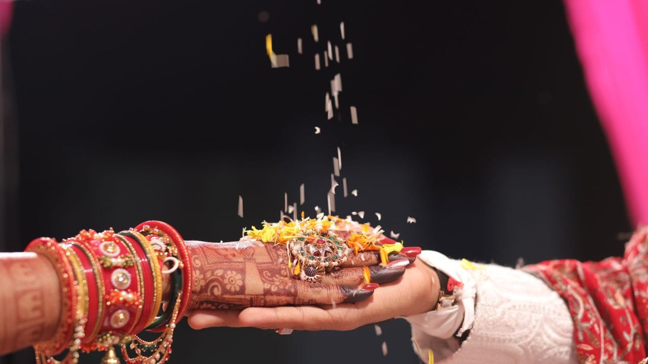 ધાર્મિક દૃષ્ટિએ મંગળસૂત્ર પતિ-પત્નીના અતૂટ બંધનનું પ્રતિક છે. કાળા મણકા આ સંબંધમાં સ્થિરતા, સુરક્ષા અને સકારાત્મકતા જાળવી રાખવાના સંકેત તરીકે જોવામાં આવે છે. ઘણા પરિવારોમાં એવી માન્યતા પણ છે કે મંગળસૂત્ર ધારણ કરવાથી પતિના આરોગ્ય અને લાંબા આયુષ્ય માટે શુભ ફળ મળે છે. (Photo Image Credit Source: Social Media)