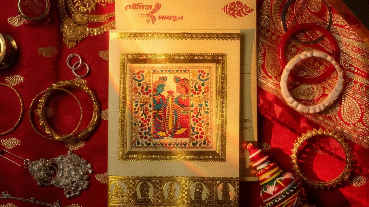 આધ્યાત્મિક રીતે જોવામાં આવે તો કાળા મણકાને નકારાત્મક વિચારો અને આસપાસની ખરાબ ઊર્જાને દૂર રાખનારા તરીકે માનવામાં આવે છે. પ્રાચીન સમયમાં લોકો માનતા હતા કે કાળા મણકા વ્યક્તિને ઈર્ષ્યા, દુષ્ટ દૃષ્ટિ અને અશુભ શક્તિઓથી બચાવવામાં મદદ કરે છે. આ કારણે મંગળસૂત્રમાં કાળા મણકાનું સ્થાન મહત્વપૂર્ણ માનવામાં આવ્યું છે. (Photo Image Credit Source: Social Media)