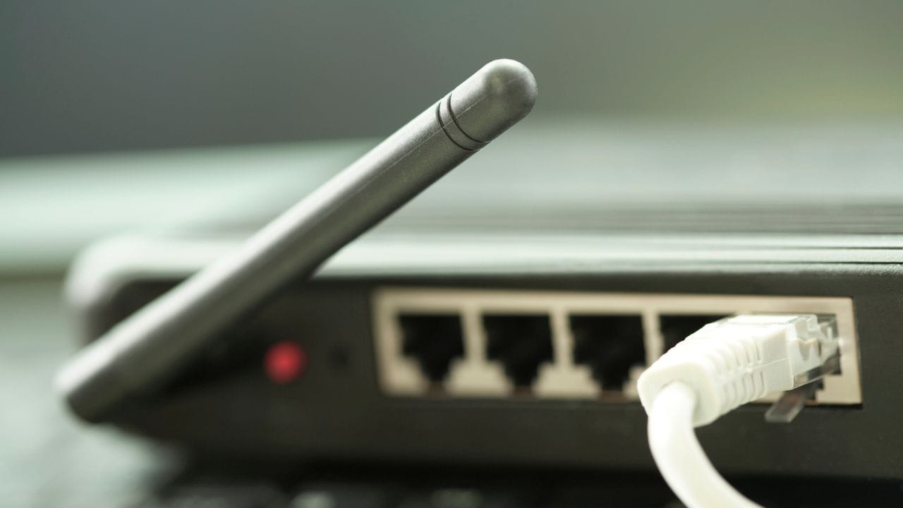 Wi-Fi વિશે રસપ્રદ વાતો : ઘણા લોકો માને છે કે Wi-Fiનો અર્થ "Wireless Fidelity" થાય છે, પરંતુ હકીકતમાં એવું નથી. Wi-Fi માત્ર એક બ્રાન્ડ નામ છે, જે સરળ અને આકર્ષક લાગે તે માટે પસંદ કરવામાં આવ્યું હતું. તેનો કોઈ સત્તાવાર સંપૂર્ણ અર્થ નથી. આજે વિશ્વભરના અબજો લોકો દરરોજ Wi-Fiનો ઉપયોગ કરે છે અને તે આધુનિક ટેક્નોલોજીનું મહત્વનું પ્રતીક બની ગયું છે.
