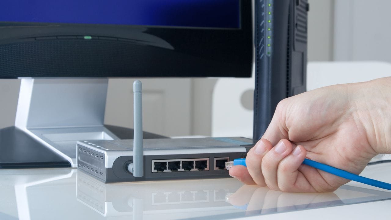 Wi-Fi નામનો અર્થ શું છે? : ઘણા લોકો માને છે કે Wi-Fiનો અર્થ "Wireless Fidelity" થાય છે, પરંતુ આ માન્યતા ખોટી છે. હકીકતમાં Wi-Fi માત્ર એક બ્રાન્ડ નામ છે, જે સરળ અને યાદ રહી જાય તે માટે પસંદ કરવામાં આવ્યું હતું. તેનો કોઈ સત્તાવાર સંપૂર્ણ અર્થ નથી.
